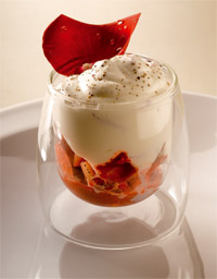 Verrine de fraises au poivre de Sarawak et crème chantilly à l'eau de rose 